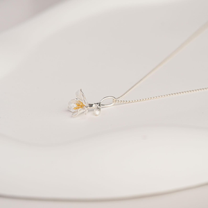 Collar de Flores de Fresia con Forma de Mariposa, Chapado en Oro, con Cadena de Latón, para Novias, un Susurro de <span class=keywords><strong>Amistad</strong></span> <span class=keywords><strong>y</strong></span> Amor Puros - Product Image 2