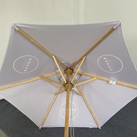Sombrilla de 6 Varillas con Estructura de Madera Mediana y Toldo Impermeable Ecológico para Uso en Hoteles al Aire Libre
