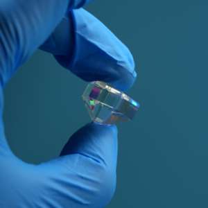 도매 사용자 정의 하이 퀄리티 붕규산 Bk7 K9 광택 A 코팅 광학 비구면 직각 이크로익 X-큐브 프리즘 LED - Product Image 3