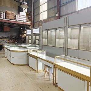 <span class=keywords><strong>Vitrine</strong></span> à bijoux <span class=keywords><strong>moderne</strong></span> de luxe sur mesure avec éclairage LED, présentoir mural en verre, cadre doré, design de magasin de bijoux - Product Image 3