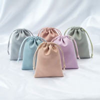 Pochette carrée pliable de luxe en satin de soie avec cordon de serrage pour bijoux, logo personnalisé, taille et couleur personnalisables pour emballage de maquillage et de vêtements
