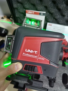 Niveau laser UNI-T LM576LD 3D 16 lignes, ligne verte, auto-nivelant, télécommande, faisceau laser vert horizontal et vertical - Product Image 1