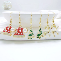 CH-LAE0929 Charmantes Boucles d'Oreilles de Noël Plaqué Or avec Micro-Pavé de Zircons Cubiques, Breloques Gant et Bonhomme de Neige, Bijoux