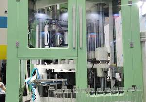 מכונת ייצור בקבוקי מים מפלסטיק PET אוטומטית, חד-שלבית, 4000 מ\\\"ל, מסוג ISBM, עם מנגנון ניפוח מתיחה, בקר Delta PLC, מסבים ומנוע. - Product Image 3