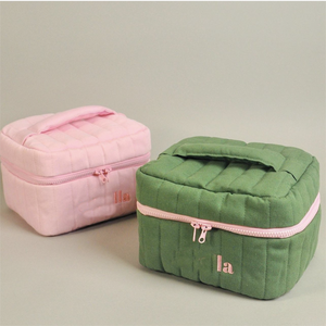Pochette <span class=keywords><strong>de</strong></span> maquillage matelassée en velours <span class=keywords><strong>de</strong></span> haute qualité, logo brodé, trousses <span class=keywords><strong>de</strong></span> <span class=keywords><strong>toilette</strong></span> en tissu éponge, grande capacité, sacs <span class=keywords><strong>de</strong></span> <span class=keywords><strong>toilette</strong></span> <span class=keywords><strong>de</strong></span> voyage - Product Image 4