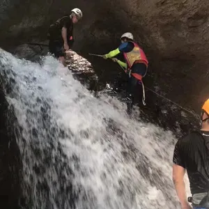 Transpirable impermeable escalada de montaña Trekking Botas de senderismo para hombres zapato de seguridad con clavos antideslizantes