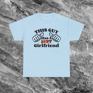 Camiseta con la frase "Este chico tiene una novia guapa", regalo divertido de aniversario para novio, camiseta para el Día de San Valentín - Product Image 2