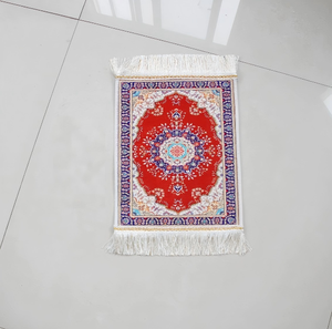 Tapis de prière portable en soie glacée antidérapant et lavable pour le Hajj, idéal pour l'avion et la maison – Articles ethniques musulmans - Product Image 2