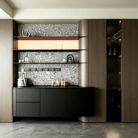 Buffet moderne haut de gamme en bois massif courbé avec étagères ouvertes et fond en placage de pierre pour salle à manger, bar à domicile et rangement