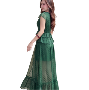 Ensemble deux pièces en mousseline à pois doux pour femme, comprenant un haut peplum à col en V et manches courtes à volants, et une jupe longue ample à volants - Product Image 1