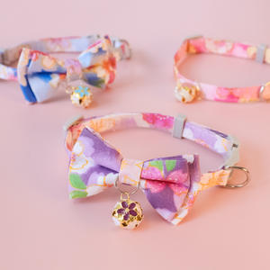 Collares Elegantes de Lujo para Mascotas con Diseño Floral, Corbatín y Campana, Ajustables y Sostenibles para Perros y Gatos - Product Image 2