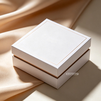 Boîte cadeau rigide en deux parties personnalisée avec couvercle et base en or estampé recyclable pour la Saint-Valentin