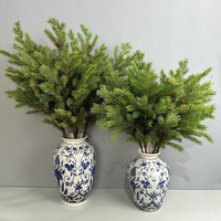 Vente en gros de brindilles artificielles de pruche de 28 pouces, feuilles de pin en PE réalistes pour couronnes de Noël, arrangements floraux de fêtes, fausse branche de pruche