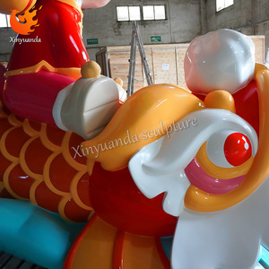 Tiêu đề cửa trung tâm mua sắm tác phẩm điêu khắc FRP vẽ theo phong cách hoạt hình của một cô bé trong hình ảnh múa sư tử - Product Image 6