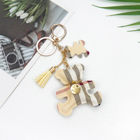 Nouveau porte-clés mignon en forme d'ours, en cuir PU, avec pompon, mini breloque tendance, forme irrégulière, cadeau d'affaires, souvenir, pendentif pour sac de fille