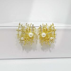 Precio de fábrica, pendientes de plata de ley 925 con flor y perla, personalizados, exagerados, chapados en oro, estilo vintage, para fiesta o boda. - Product Image 3