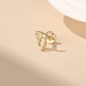 Boucle d'oreille à dos plat en argent sterling 925 plaqué or 18 carats, avec perle, papillon, zircon et nœud, pièce unique - Product Image 4