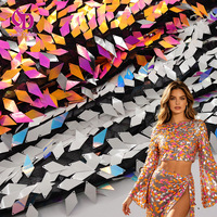 Tissu brodé à sequins multicolores en forme de grands diamants avec sequins spéciaux, idéal pour les tissus de robes - Vente en gros usine