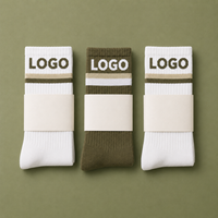 Chaussettes en coton côtelées rayées vert olive et blanc pour hommes, fabriquées en usine OEM, avec logo jacquard personnalisé, chaussettes de sport.