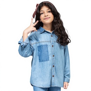 Chemise en jean bleu clair avec poche plaquée, manches longues, col rabattu, style utilitaire pour femme, veste en coton pour le printemps - Product Image 1