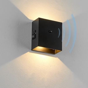 Applique Murale LED Moderne et Simple, Éclairage Haut et Bas, Design Cube, Luminaire Extérieur Décoratif, Rechargeable avec Capteur, pour Chambre Intérieure, à Batterie - Product Image 1