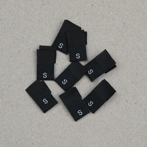 Phổ biến màu trắng may mặc Kích thước dệt nhãn tùy chỉnh màu đen Tên logo vải phẳng ăn mặc thẻ - Product Image 2