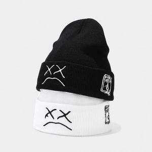 Vente en gros Bonnet tricoté noir et blanc hiver visage triste broderie personnalisée Logo Casquettes - Product Image 1
