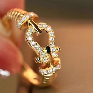 Anello Horsebit da Donna, Tono Oro con Zirconi, Gioiello Minimalista Chic di Lusso, Anello per Uso Quotidiano - Product Image 2