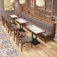 Ensemble de meubles de restaurant minimaliste moderne, tables et chaises en bois massif, banc mural, table avec plateau en ardoise et marbre