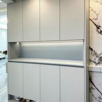 Buffet moderne avec éclairage LED, étagères ouvertes, laqué gris, sans poignées, avec pieds, pour salle à manger