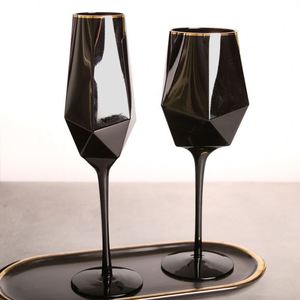 Verres à vin rouge modernes de luxe en couleur noire unie avec bordure dorée - Product Image 3