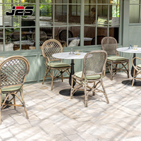 Ensemble de luxe J2S en rotin tressé pour chaises et table, idéal pour les stations balnéaires, mobilier moderne d'extérieur pour restaurants et stands commerciaux