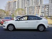 Clásico Ford Focus 2013 Manual, Confiable, Bajo Costo, con Techo Solar y Sensores Traseros, Perfecto para el Primer Auto