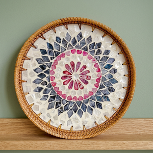 Plateau en mosaïque de rotin fait main avec motif floral circulaire pour la décoration de la maison - Product Image 3