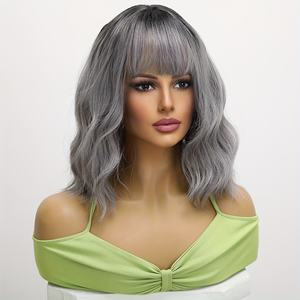 Perruque courte bouclée ondulée de 14 pouces pour femmes <span class=keywords><strong>cheveux</strong></span> synthétiques résistants à la chaleur <span class=keywords><strong>gris</strong></span> argenté avec style de vague d'eau et frange noire SM210-3 - Product Image 3