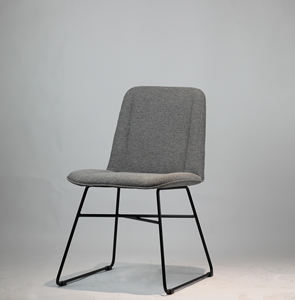 Chaise <span class=keywords><strong>de</strong></span> salle <span class=keywords><strong>à</strong></span> manger <span class=keywords><strong>à</strong></span> pieds en métal avec dossier et siège rembourrés Commercial <span class=keywords><strong>Garde</strong></span> Hospitality Furniture - Product Image 6