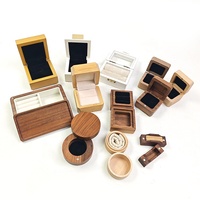 Boîte de présentation d'anneaux de mariage en bois artisanale et personnalisée pour une demande en mariage unique, boîte à anneaux en bois gravée personnalisée, boîte cadeau