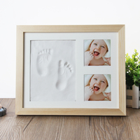 Özel Tasarım Bir Yaşındaki Bebek El Ayak İzi Ahşap Mürekkep Pedi DIY Su Geçirmez Modern Üçlü Çerçeveli Kare Fotoğraf Çerçevesi Süsleri