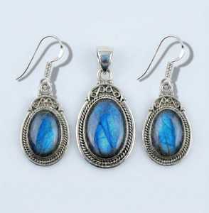 Pendentif classique en argent 925 avec labradorite naturelle - Bijou artisanal en pierres précieuses pour femme et unisexe, idéal pour les fêtes, mariages et cadeaux - Product Image 5