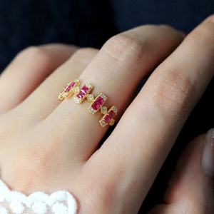 Anillo de dedo ajustable con diamantes de imitación y corazón chapado en oro vintage - Product Image 3