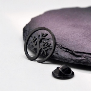 Broche élégante et minimaliste en acier inoxydable plaqué or 18 carats avec motif Arbre de Vie pour femme, idéale pour un usage quotidien - Product Image 2