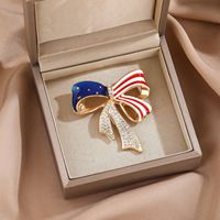 Broche en forme de drapeau américain, épinglette en émail rouge, blanc et bleu avec cristaux pour le 4 juillet