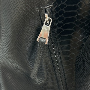 แจ็คเก็ตมอเตอร์ไซค์หนัง <span class=keywords><strong>PU</strong></span> สีดำสำหรับผู้หญิง แจ็คเก็ตมอเตอร์ไซค์ลายหนังงูสีดำ มีซิปและกระเป๋า - Product Image 4