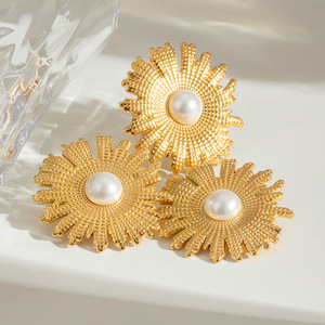 Flower Pearl <b>Stud</b> <b>Earrings</b> Gold Hammered Texture Geometric Design Everyday Wear Bezel Setting Stainless Steel - Product Image 3