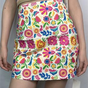 กระโปรงมินิสั้นผ้าหนังกลับปักลายดอกไม้สไตล์โบฮีเมียนสำหรับผู้หญิง ดีไซน์ใหม่จากโรงงานผู้ผลิต (OEM) สำหรับฤดูใบไม้ร่วงและฤดูหนาว - Product Image 3