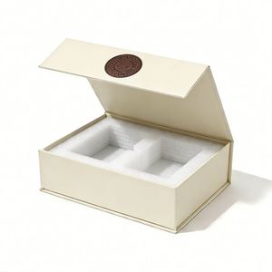 Boîte cadeau de luxe en carton avec logo personnalisé, fermeture magnétique à rabat, insert, pelliculage mat et gaufrage - Product Image 6