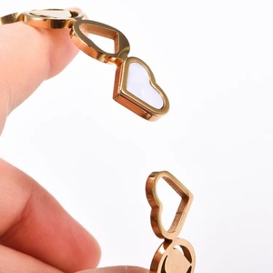 Bracelet manchette ouverte en acier inoxydable plaqué or 18 carats avec breloque cœur creux de 0,3 mm pour femme, bijou décontracté/sportif pour soirée - Product Image 5