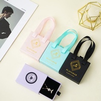 Boîte à bijoux en papier rigide de luxe avec logo personnalisé A1, poignée en ruban exquis, emballage pour collier, bague, boîte cadeau de marque en gros