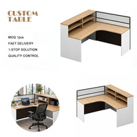 Poste de travail modulaire en forme de L, avec coin intérieur incurvé, étagère ouverte, panneaux latéraux blancs, finition grain de bois clair