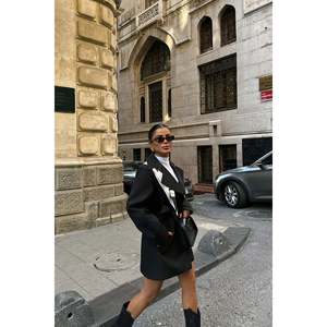 Manteau long en cuir noir Hosanna pour femme avec rembourrage en coton, idéal pour l'automne et l'hiver, grande taille, tissu tricoté, impression personnalisée - Product Image 1